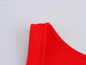 Détails des bretelles et des coutures sur la mini robe rouge moulante à col carré