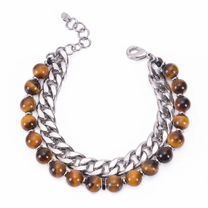 Gros plan d'un bracelet homme double couche avec perles œil de tigre et chaîne en acier