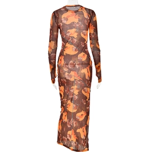 Vue détaillée du dos d'une robe en maille florale avec coutures apparentes et motifs orange