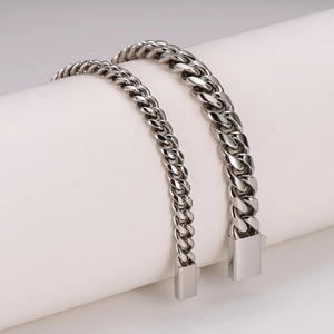 Comparaison de bracelets gourmettes minimalistes en acier inoxydable argenté, fin et épais
