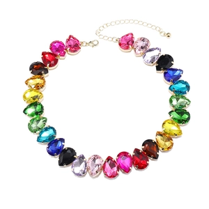 Collier minimaliste avec pierres précieuses arc-en-ciel en forme de goutte d'eau et or