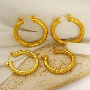 Boucles d'oreilles créoles en acier doré 18 carats aux textures spirales et striées