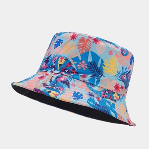Dettaglio della stampa tropicale di foglie di palma su un cappello da sole azzurro