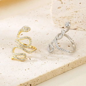 Eleganter Schlangenring aus 18K vergoldetem Edelstahl mit Kristallen auf Steinboden