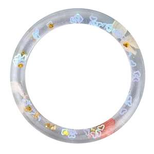 Dettaglio del bracciale in resina con cuori blu glitterati e petali di fiori