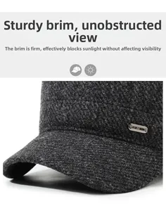 Dettaglio del cappello di lana grigia con tesa rigida e placca logo metallica decorativa