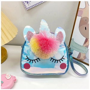 Dettaglio della borsa pranzo unicorno con tessuto laser cangiante e pompon colorato