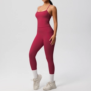 Détail de l'ensemble de yoga bordeaux avec débardeur et legging à poche latérale