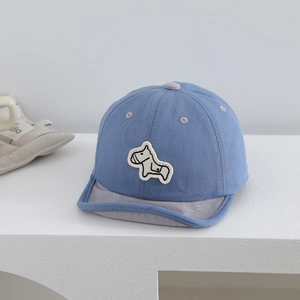 Detail van de blauw-grijze katoenen baby-honkbalpet met pony-borduurwerk en korte klep