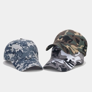 Drei Camouflage Baseballkappen in blauem Digital-, Dschungelgrün- und Graumuster-Design