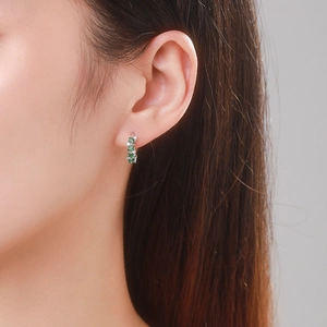 Boucles d'oreilles créoles en argent 925 avec pierres marquise vert olive sur le modèle