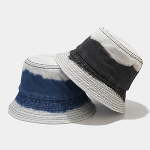 Détail des chapeaux bob en denim délavé avec coutures précises et texture rétro