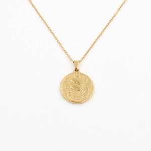Vue détaillée du pendentif signe du zodiaque Poissons plaqué or 18 carats et chaîne