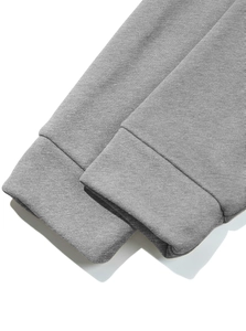 Détail des poignets côtelés du sweat à capuche gris clair et texture du tricot