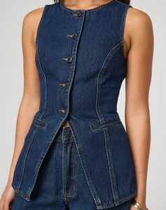 Dettaglio del gilet di jeans senza maniche con bottoni metallici e cuciture rifinite