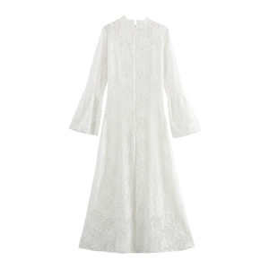 Robe longue élégante en dentelle blanche à manches longues avec motifs floraux vue de dos