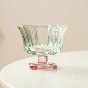 Coupe à dessert élégante en verre avec corps vert nervuré et base rose