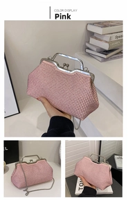 Dettaglio borsa da sera rosa con strass, catena argento e manico in metallo