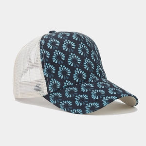 Dettaglio del motivo floreale blu sul cappello trucker con rete bianca traspirante