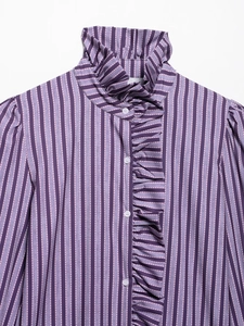 Detail von Rüschenkragen und Knopfleiste an einer lila gestreiften Bluse mit Punkten