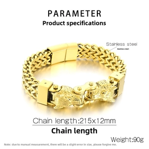 Détail du bracelet hip hop doré avec têtes de loup et fermoir magnétique de chaîne