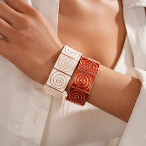 Retro geometric enamel stretch bracelet with spiral texture in red and beige tones