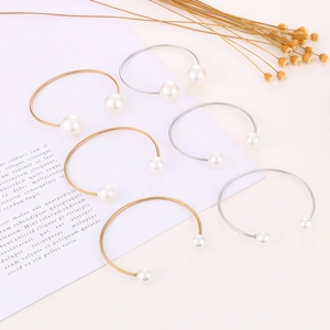 Detail minimalistischer Perlenarmreifen in Gold und Silber mit zweifachem Perlendesign