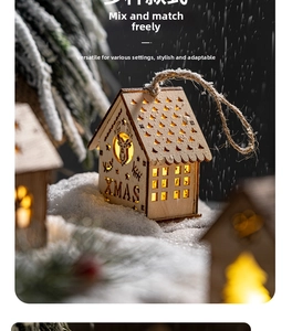 Vue détaillée d'une petite maison de Noël en bois lumineuse avec gravure XMAS