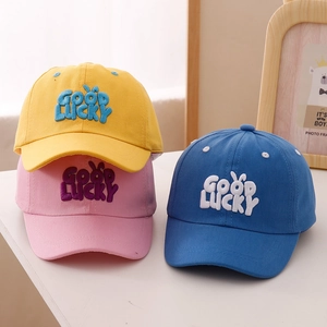 Broderie détaillée des lettres Good Lucky sur des casquettes de baseball pour enfants