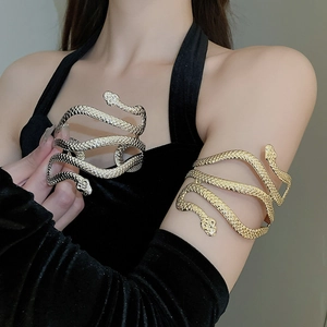 Détail de manchette de bras serpent dorée et argentée avec texture d'écailles
