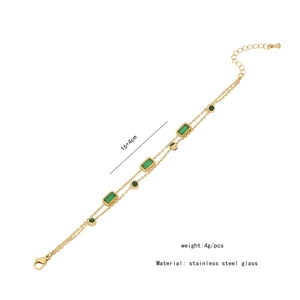 Détail du bracelet réglable en acier inoxydable avec charmes en verre émeraude vert