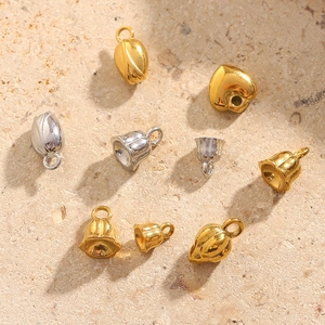Vue détaillée des pendentifs muguet et cœur en acier inoxydable plaqué or 18 carats