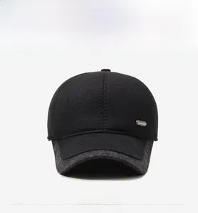 Dettaglio del cappello da baseball invernale da uomo con paraorecchie e logo in metallo