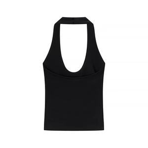 Détail du haut dos nu noir ajusté avec une texture en maille douce et élastique