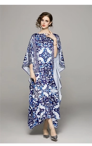 Détail de l'imprimé carreaux bleus et blancs sur une robe longue ample pour femme