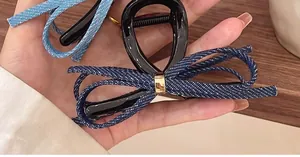 Gros plan de pinces à cheveux avec nœud en denim en bleu marine et bleu clair