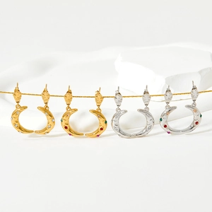 Orecchini a mezzaluna con texture irregolare e zirconi colorati in oro e argento