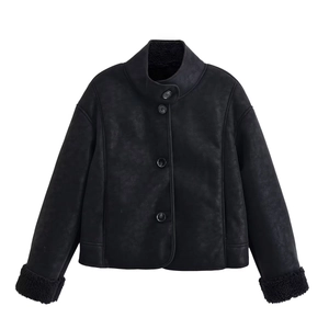 Veste noire pour femme avec col montant, bordure en polaire et boutons simples