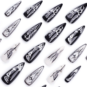 Gothic Stiletto Kunstnägel mit schwarzen Schmetterlingen und eleganten Perlenakzenten