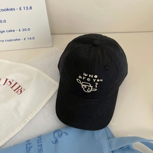 Detailansicht der schwarzen Baseballkappe mit weißem Stickmotiv und breitem, tiefem Rand