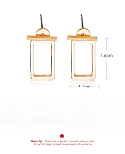 Dettaglio macro di orecchini geometrici in oro di dimensioni 1,6 cm x 1,1 cm su sfondo bianco