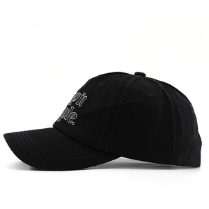 Dettaglio del ricamo bianco Dope People su un cappellino in cotone lavato nero