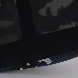 Vue macro d'une casquette camouflage avec motif d'étoiles du drapeau US sur la visière