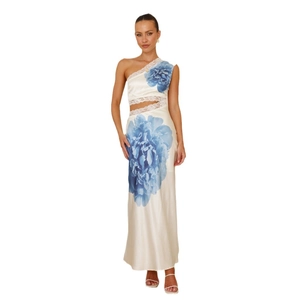 Robe longue asymétrique fleurie élégante avec découpes en dentelle bleu et blanc