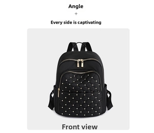 Vista frontale dello zaino in nylon nero con trapuntatura a rombi e borchie dorate lucide