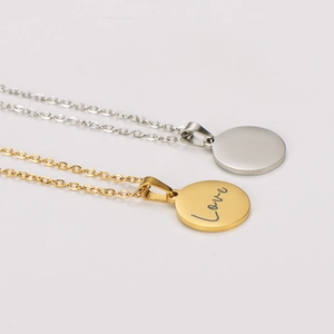 Pendentifs ronds minimalistes en or 18 carats et argent avec gravure Love sur chaîne