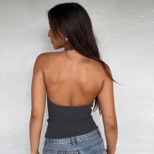 Détail du haut dos nu à licou en maille gris foncé porté par un mannequin