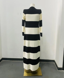 Gros plan détaillé d'une robe longue à rayures noires et blanches avec manches longues