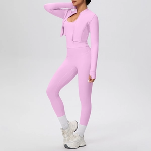Dettaglio del set yoga rosa da 3 pezzi con giacca, reggiseno sportivo e leggings a vita alta