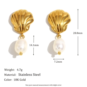 Détail des boucles d'oreilles coquillage plaquées or 18K avec perles et dimensions précises
